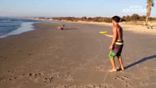 国外男子在沙滩上扔圆饼，简直不可思议，在身上任意飞转！
