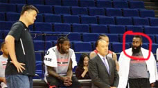NBA“恐怖”的巨人，姚明把人吓到静止，詹皇看他的表情亮了！