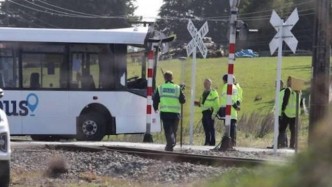 突发！新西兰一校车撞上火车致40名学生受伤，司机被弹出当场死亡