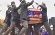 特朗普发了一段“黑人抬棺”视频，棺材贴上了拜登的标志