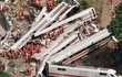 史上最严重的高铁事故：一截钢轨挑起车厢，撞塌桥梁，101人遇