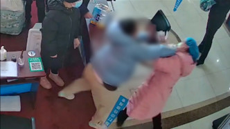 黑龙江一女子不服医院管理 躺地上撒泼殴打辱骂护士 警方回应