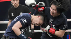 中国女拳手想打头KO对手，不料对方低头躲闪，一头撞到肚子倒了