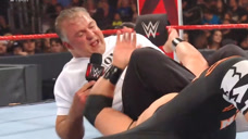 WWE太子爷羞辱罗曼父亲，一脸神气，下一秒被罗曼打成狗