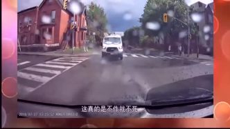 小车过积水路故意溅出一身水，下一秒美女就让这个司机后悔！