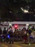 香港警察劝诫示威者“灵魂喊话”走红：你是不是跑的很快的那个？