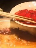记者卧底调查，知名火锅店鲜鸭血只有鸡成分，产自脏乱小作坊！
