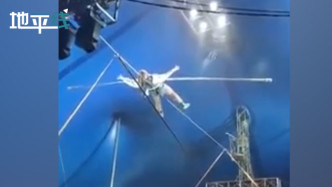 惊悚！俄罗斯马戏团男子高空走钢丝 突然坠落倒地 众人尖叫不已