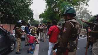 印度骚乱重灾区一段视频引发国际关注，印军警：有种就去巴基斯坦