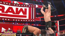 WWE大布“断子绝孙脚”上线，铁椅暴击赛斯后背，让其痛苦不已