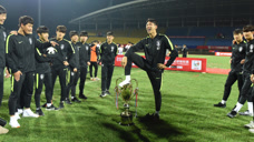 熊猫杯赛后韩国球员踩奖杯庆祝 目击者：还有人做撒尿动作