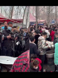山东拉面哥走红后数百人围拍 吃一碗拉面要排队等20碗约半小时