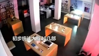 安徽蚌埠华为手机店凌晨被3小偷破门而入，30几台手机被偷