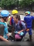 8.20汶川山洪泥石流灾害：村民开私家车转运被困游客！