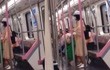 武汉女生地铁上打太极看懵乘客，网友：肯定赶着交网课作业呢