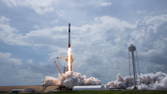 SpaceX龙飞船成功发射，开启商业太空经济新时代！