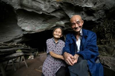 贵州深山一山洞，洞里还住着一户人家，五代人再穷都不愿搬出