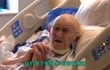 美国100岁老爷爷抗疫58天后痊愈出院 获得一路掌声与欢呼