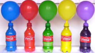 把各种颜色的气球套在可乐瓶子上，会发生什么？网友：还挺好看的