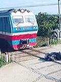 监拍：男子撞车受伤躺铁轨 看到火车后“忘记”疼痛极限自救！