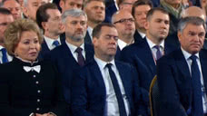 梅德韦杰夫宣布俄政府全体辞职前 被拍到在普京讲话时“打瞌睡”