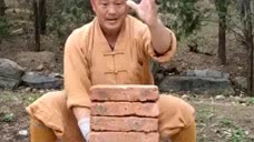 正宗的铁砂掌功夫，少林武僧表演手劈数块砖头，真是高手在民间