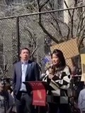 纽约市市长华裔竞选人杨安泽携妻子街头演讲：呼吁停止仇恨亚裔