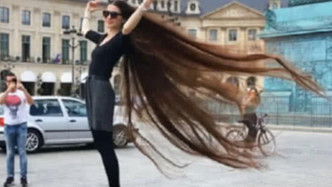 现实版的长发公主惊现街头，头发长到可以当衣服