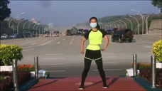 缅甸女子跳健美操 意外录下身后巨变：军车驶向议会 网友：太魔幻