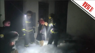 现场：商铺起火老人孩子被困天台 消防员用面罩帮助脱困