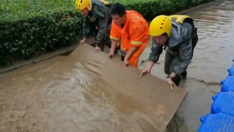 安徽歙县延期高考第一天：消防员清晨上街排水 打扫出“考生通道”