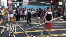 硬气！香港中年女子挺身刚暴徒：我只有一条命，但一定要阻止你们