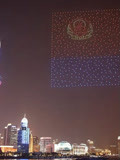 千余架无人机“点亮”上海北外滩，致敬人民警察