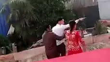 气愤！男子婚礼现场当众暴打父亲，父亲报警手机被儿子摔坏