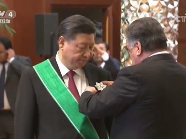 习近平出席仪式 接受塔吉克斯坦总统授予“王冠勋章
