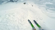 从高山雪坡上滑下去，滑雪者看起来很享受嘛，一点都不恐惧！