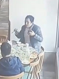 正在吃饭餐桌上的钢化玻璃突然爆裂 3名男子当场傻眼监控曝光