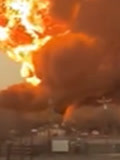 美得州18轮卡车与火车相撞导致大爆炸，现场火光冲天