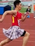 重庆高校男生穿短裙跑200米：就是玩，不在乎成绩