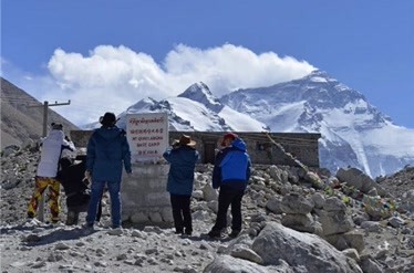 世界最高峰珠穆朗玛峰一半在中国一半在尼泊尔，为何属于我国？ 
