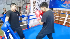 中国小伙“作死”模仿拳王阿里的躲闪，结果尴尬了被对方打中数拳