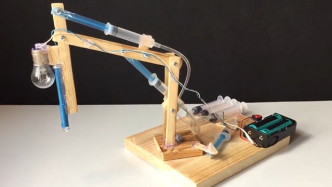 技术宅：手工达人的绝活，用针筒木块做一个酷炫的液压机