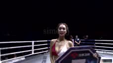 俄罗斯美女不惧走光挑战中国拳击冠军 比赛时频频整理内衣
