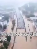湖南醴陵洪水围城，水位猛涨村庄被淹，市民在及腰洪水中行走