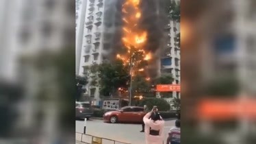 重庆加州花园火灾初查系阳台起火 引燃外墙保温层