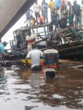 至少60人死亡、数百人失踪！一船在刚果河倾覆 搜救画面曝光