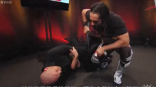 WWE塞斯·罗林斯彻底疯狂，拿着铁椅见人就打，根本停不下来