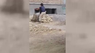 独腿男子在工地搬砖 动作娴熟老练