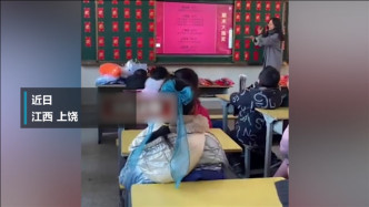 江西上饶老师自掏腰包为全班同学准备一整墙红包，同学们瞬间惊呆了