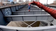 两位跑酷大神化身蜘蛛侠，在大桥上冒险这一不小心就掉下去了